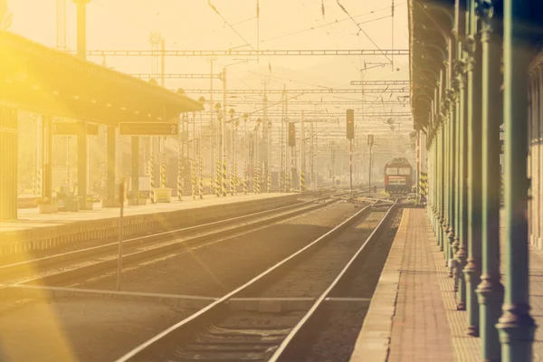 Bahnsteig und Bahngleise — Stockfoto