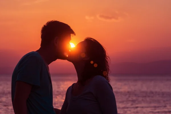 Jong Koppel Genieten Van Zonsondergang Staande Het Strand — Stockfoto