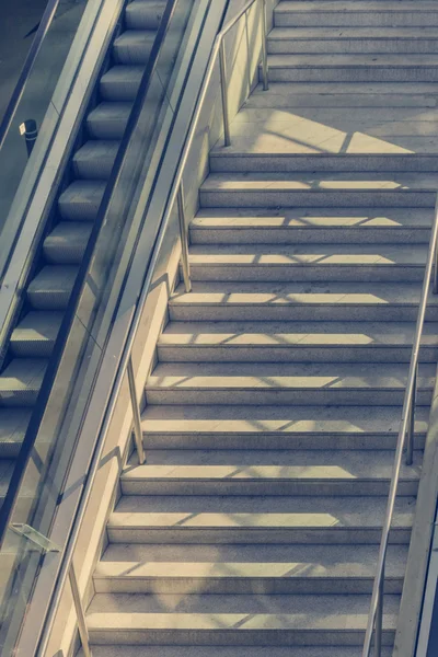 Escalier moderne avec escalator — Photo