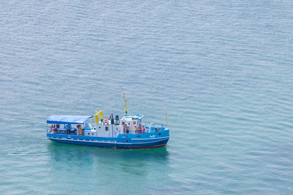 Τουριστικό σκάφος με τουρίστες — Φωτογραφία Αρχείου