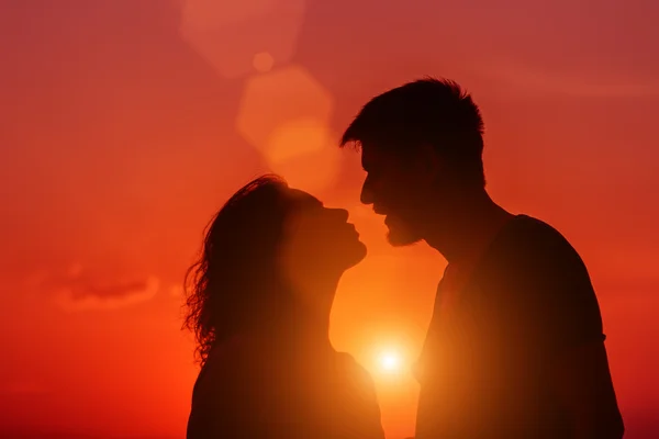 Pareja Joven Disfrutando Puesta Sol Playa — Foto de Stock