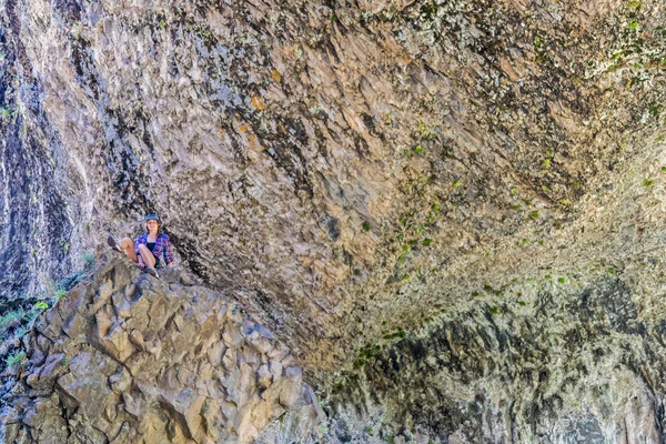 Jovem Turista Sentada Rocha Contra Fundo Rocha — Fotografia de Stock