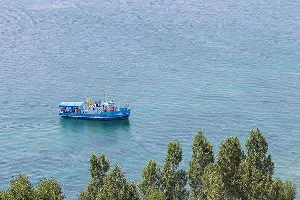 Turistická loď s turisty — Stock fotografie