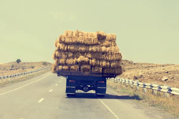 Вантажівка несе Брикети — стокове фото