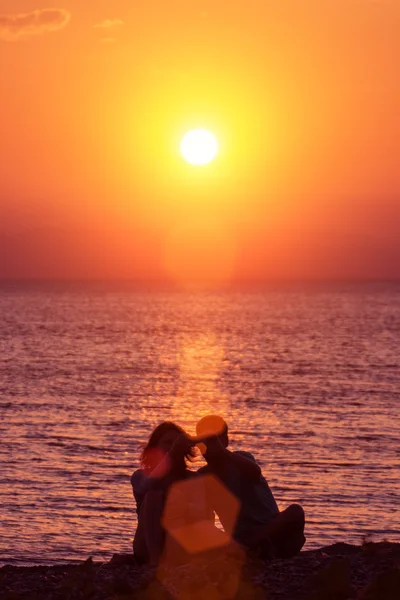 Jovem Casal Desfrutando Pôr Sol Sentado Praia — Fotografia de Stock