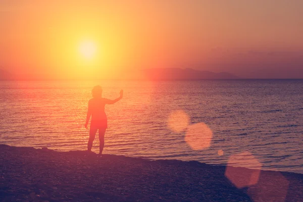 Silhouette Eines Jungen Mädchens Beim Foto Selfie Strand Bei Sonnenuntergang — Stockfoto