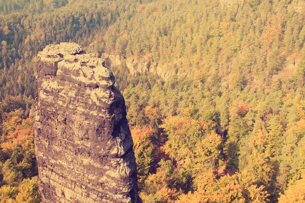 Alta roccia singola — Foto Stock