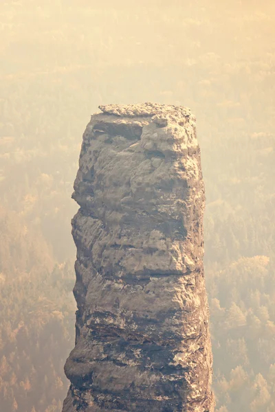 高单岩石 — 图库照片