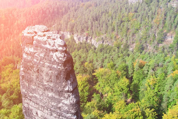 Alta roccia singola — Foto Stock