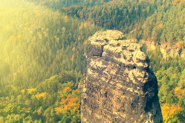 Hoher einzelner Felsen — Stockfoto