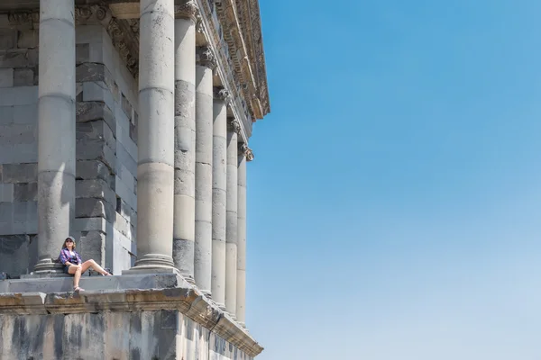 Young woman near column — Stock Photo, Image