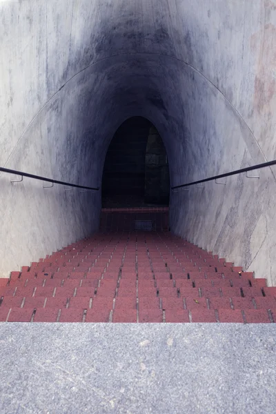 Túnel de piedra con barandilla — Foto de Stock