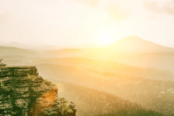 Scogliera e paesaggio montano — Foto Stock