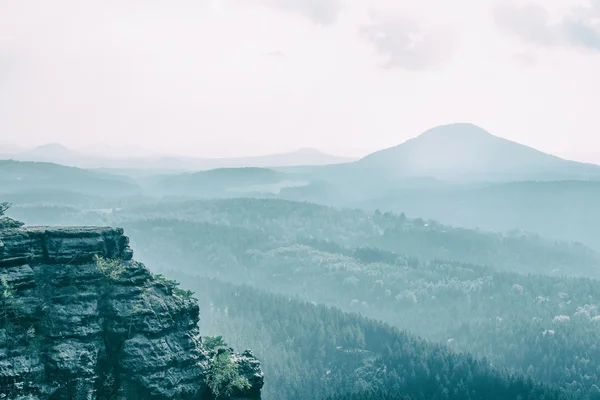 Scogliera e paesaggio montano — Foto Stock