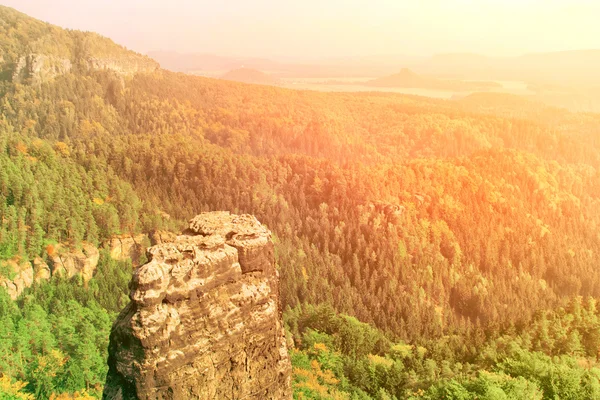 Hoher einzelner Felsen — Stockfoto