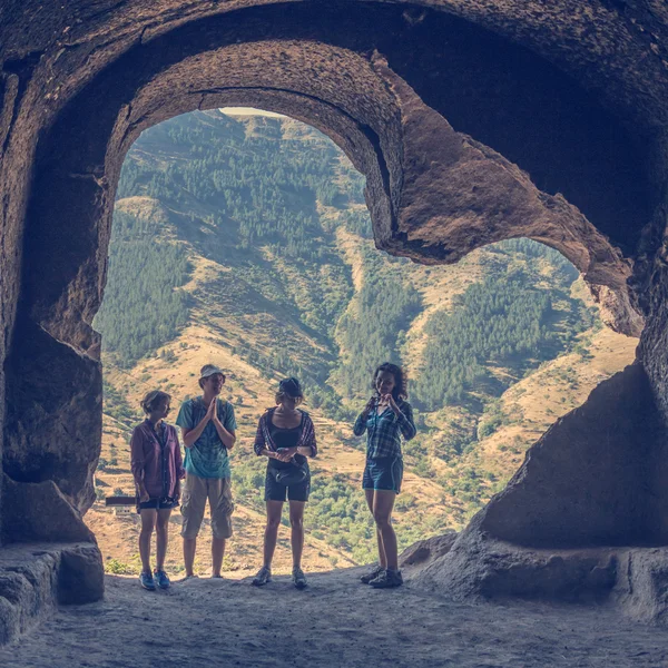 Τέσσερις Νέους Τουρίστες Που Επισκέπτονται Ένα Σπήλαιο Cit — Φωτογραφία Αρχείου