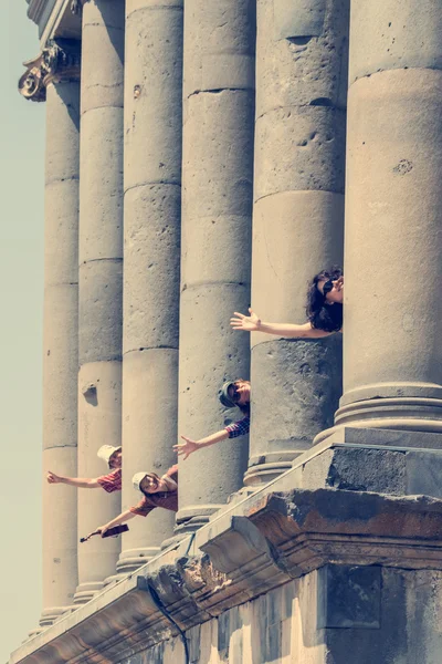 Cuatro Jóvenes Turistas Entre Columnas Del Viejo Edificio —  Fotos de Stock