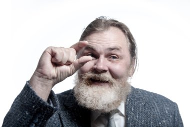 Gülümseyen yetişkin gri saçlı adam 