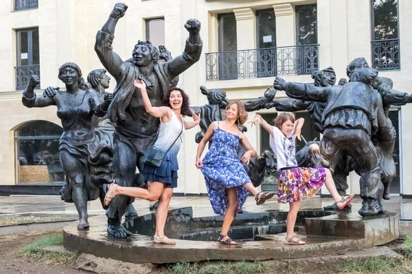 Jeunes Femmes Jeunes Filles Dansant Près Monument Des Danseurs — Photo