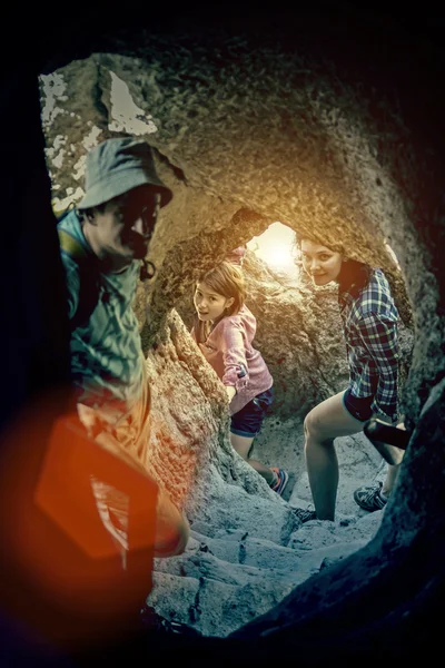 Turistas visitando una ciudad cueva — Foto de Stock