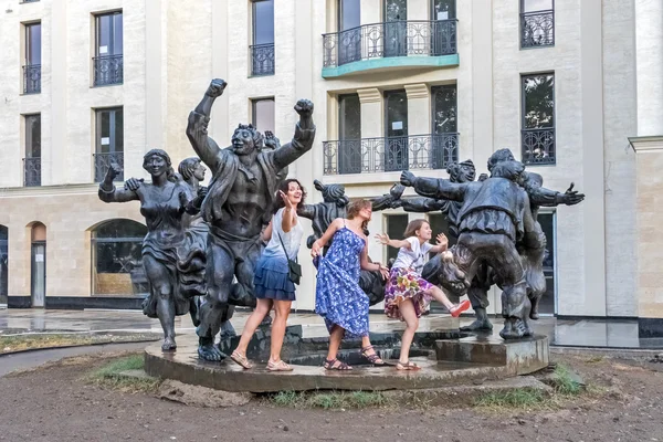 Jovens Mulheres Jovens Dançando Perto Monumento Pessoas Dançando — Fotografia de Stock