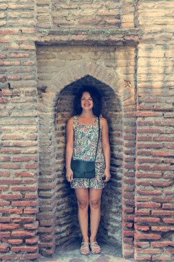 Bir ara içinde duran genç kadın  