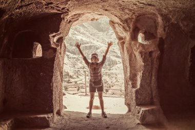 Elleri havada genç bir kadın.