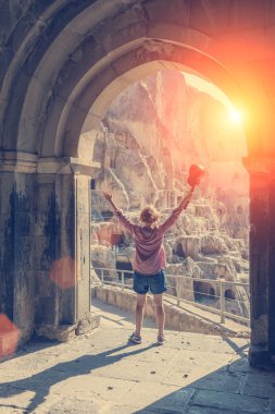 Genç kız elleriyle ayağa kalkıp