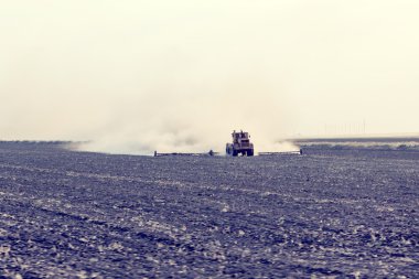 Alanda çalışan traktör