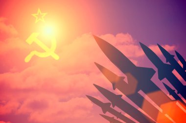 Roketler karanlık siluetleri