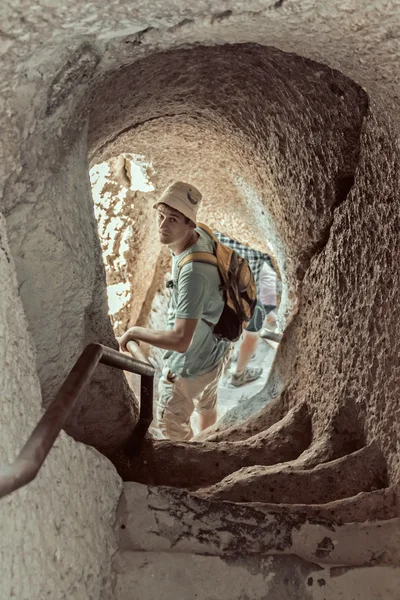 Turista visitando una ciudad cueva — Foto de Stock