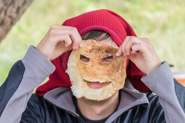 年轻女人抱着煎饼 — 图库照片