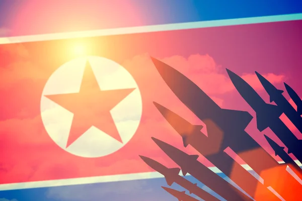 Roketler karanlık siluetleri