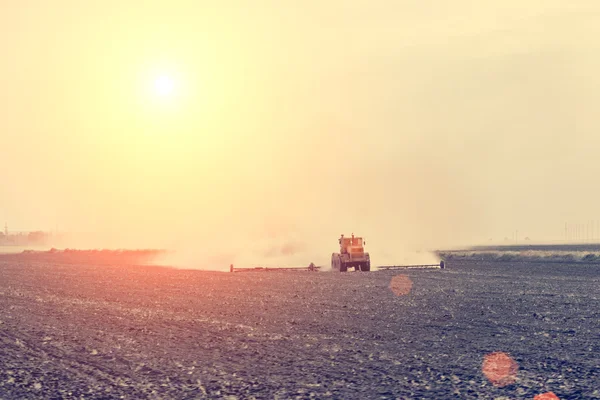 Tractor working in field — Stock Photo, Image