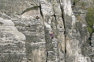 Dağcılar kaya yüzeyi