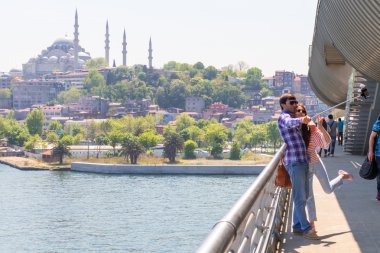 Istanbul, Türkiye - 2 Mayıs 2015: Sahildeki kızla adam kendini gösterir