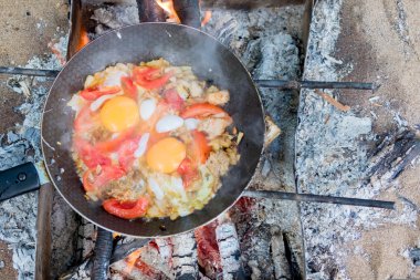 sahanda yumurta domates ile