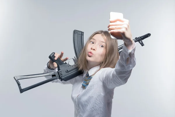 Girl with Kalashnikov makes selfie — Stock Photo, Image