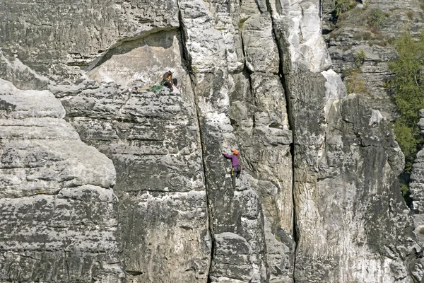 Dağcılar kaya yüzeyi
