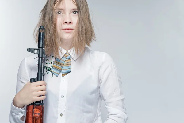 Girl with frightened look and Kalashnikov — Stock Photo, Image