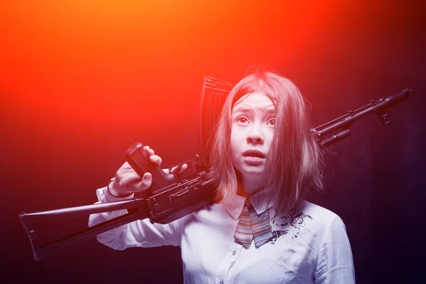 Girl with frightened look and Kalashnikov — Stock Photo, Image