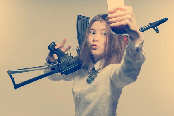 Girl with Kalashnikov makes selfie — Stock Photo, Image