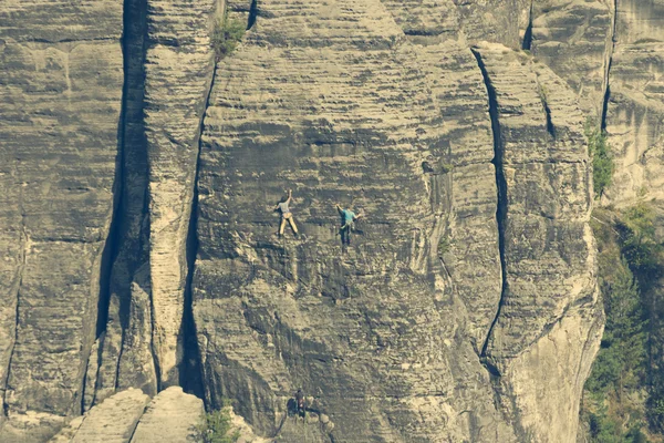 Dağcılar kaya yüzeyi