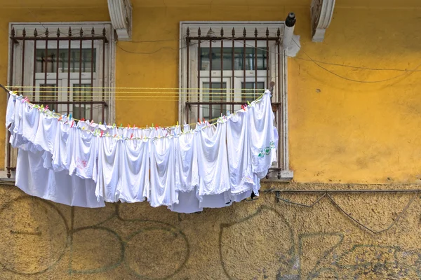 Biancheria in balcone aperto — Foto Stock