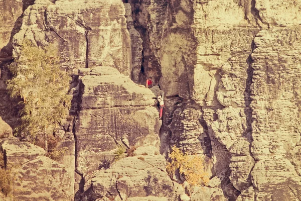 Альпинисты на поверхности скалы — стоковое фото