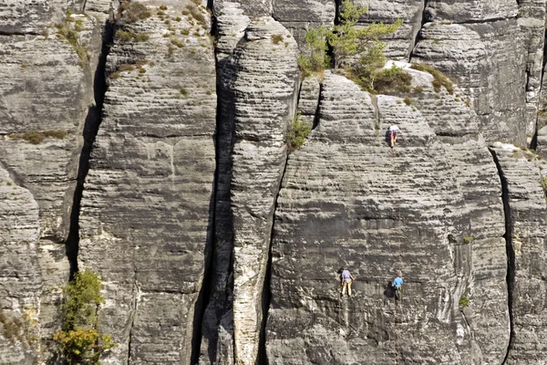 Escaladores na superfície da rocha — Fotografia de Stock