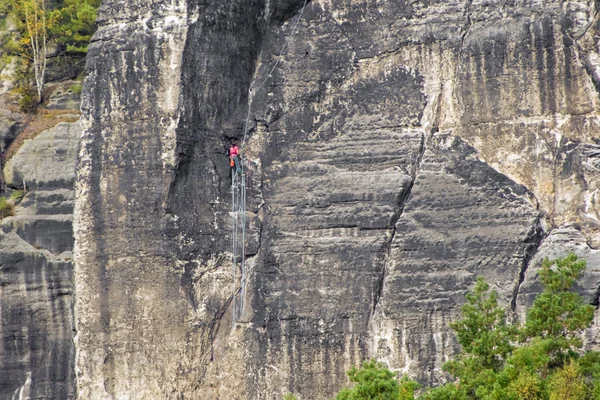 Dağcı kaya yüzeyi