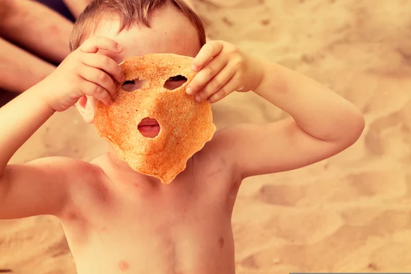 Kleiner Junge mit einem Pfannkuchen — Stockfoto