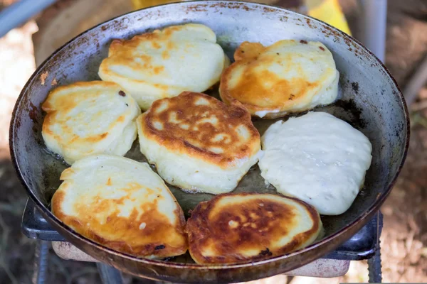 Fritters na panela de metal — Fotografia de Stock