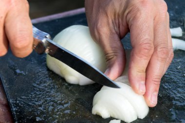 El yarım soğan kesmek